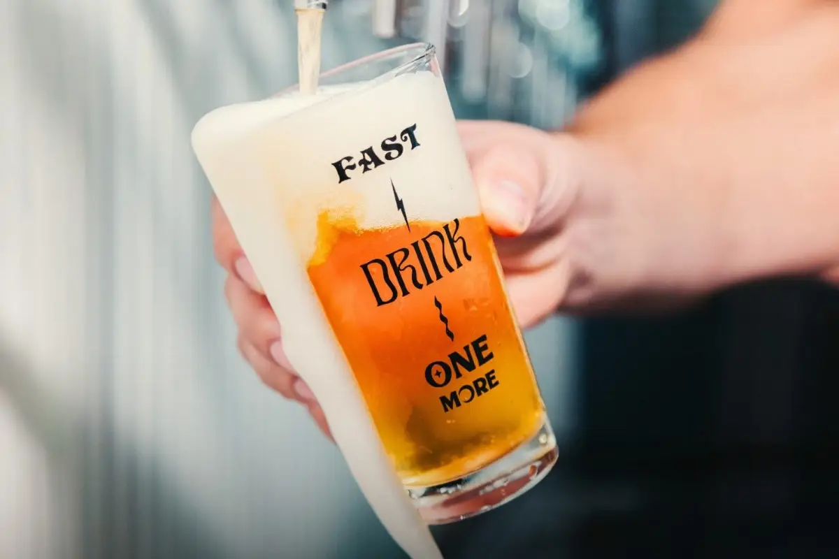 Bicchiere di birra alla spina Fast Drink One More di De Lab Fermentazioni