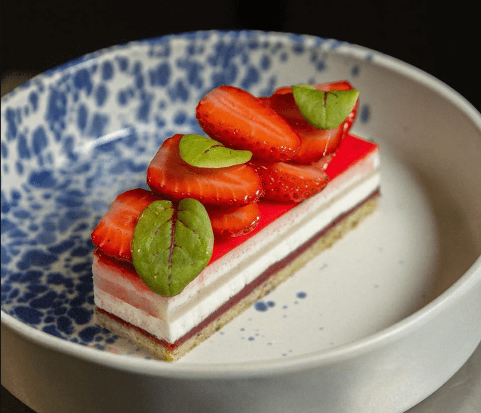 Dolce alle fragole impiattato di Gastropasticceria Scaiola