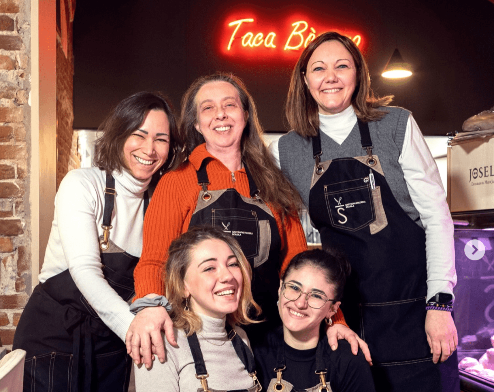 Staff di Gastropasticceria Scaiola davanti all'insegna del locale